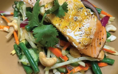 Salmón con ensalada fría