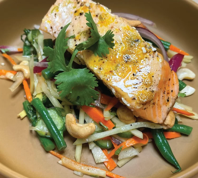 Salmón con ensalada fría