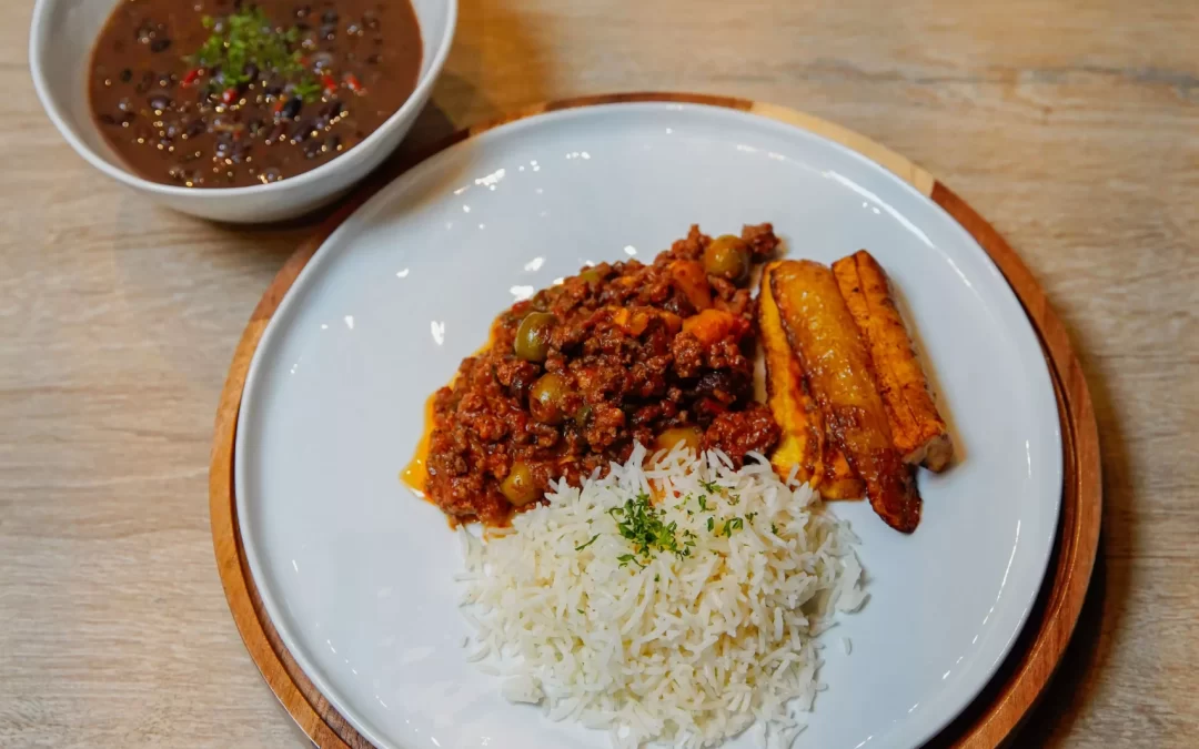 Picadillo cubano y frijoles negros