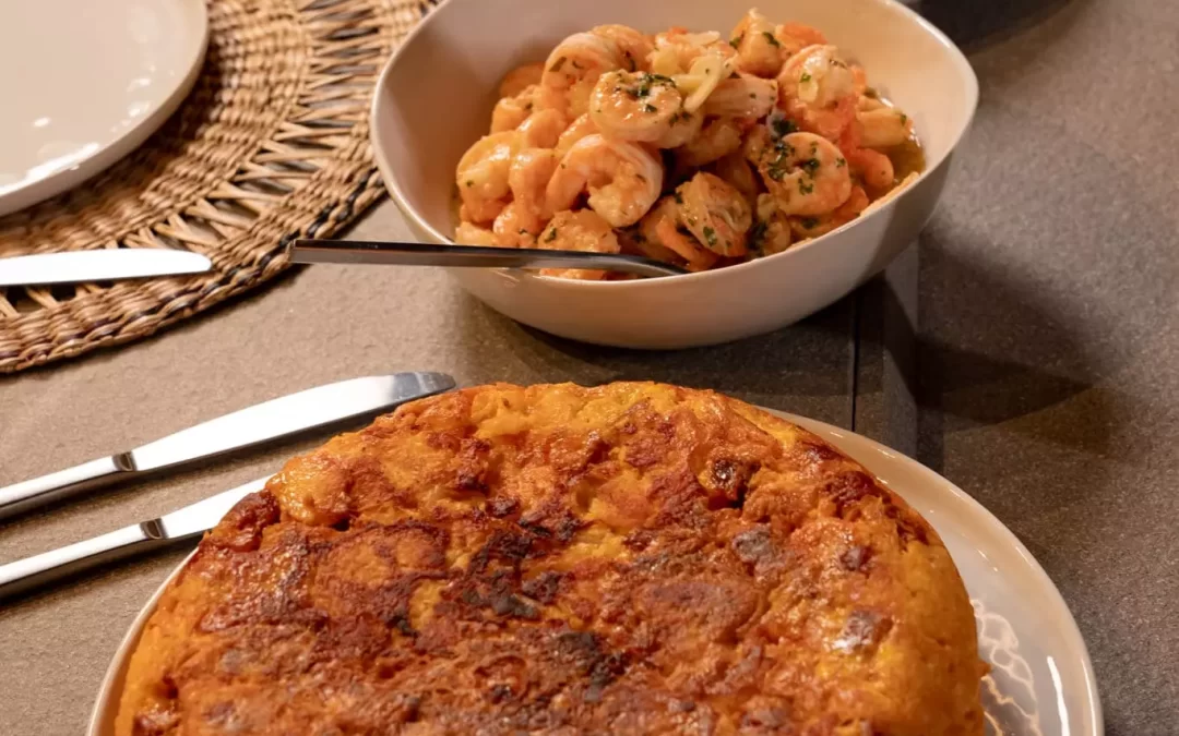 Tortilla española y camarones al ajillo